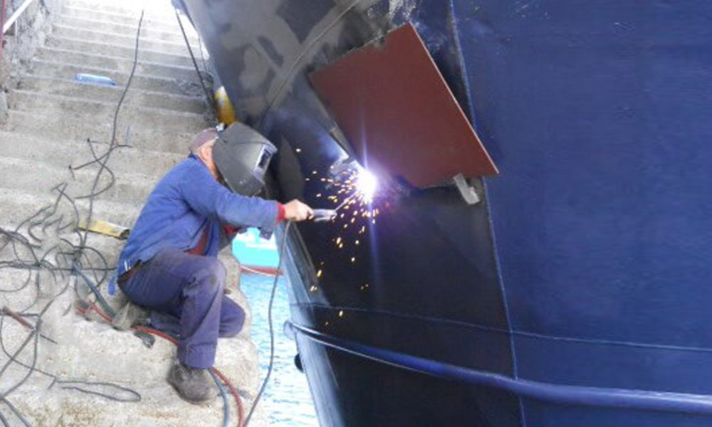 Soldador gas; soldadura en el barco